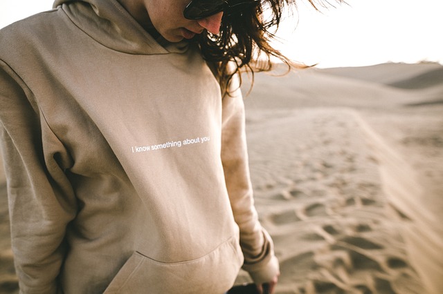 džemperis su logotipu, bliuzonas, smėlis