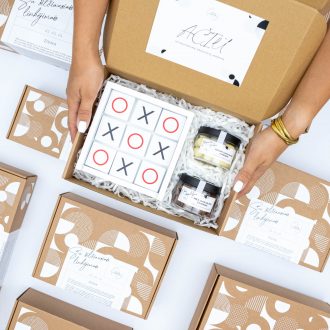 rinkinys kalėdoms stalo žaidimas ir riešutai