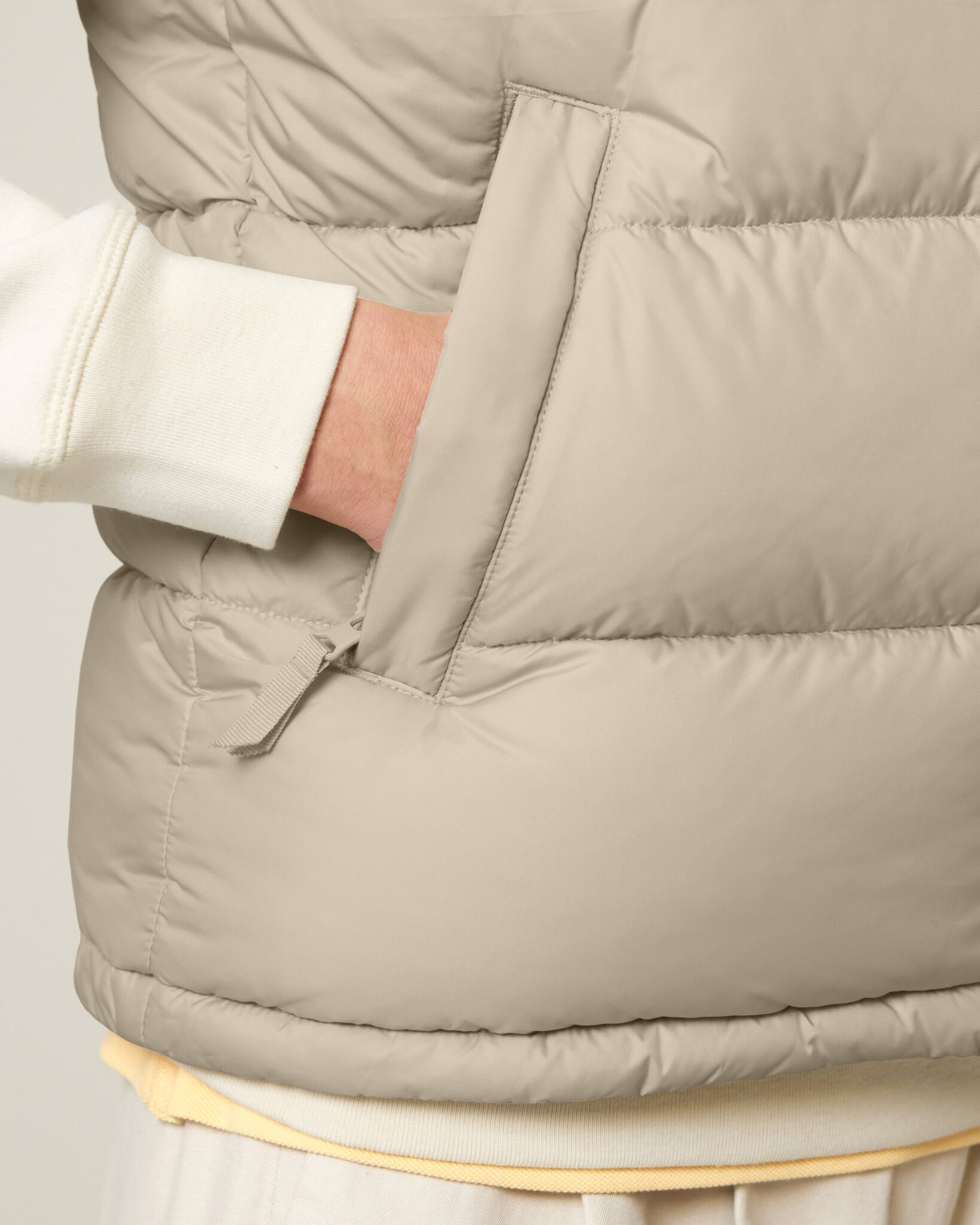 Puffer Gilet_Desert Dust_Studio_Front_Detail_1