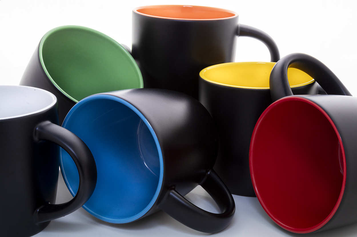 Juodas matinis puodelis su spalvotu vidumi